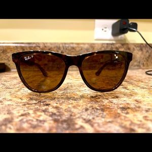 Ray-Ban Wayfarer sunglasses. Unisex style.